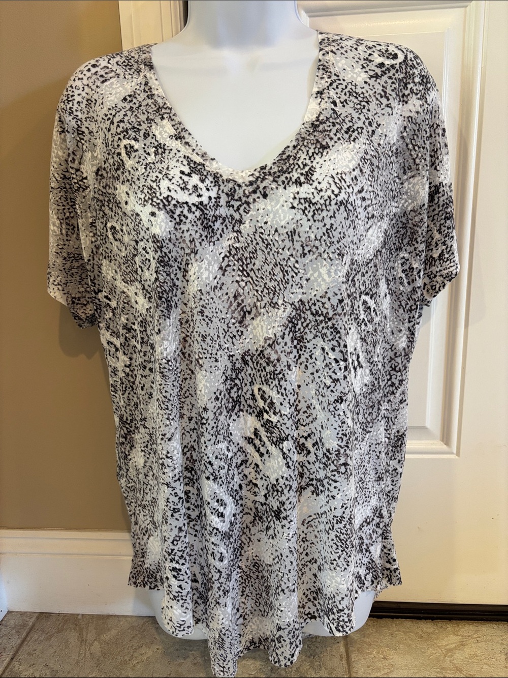 BCBGMaxAzria Black and White V-Neck Printed Short Sleeve Top